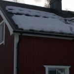 Snörasskydd för plåttak - Snösmältning pågår i Kiruna Jukkasjärvi 2011-04-04