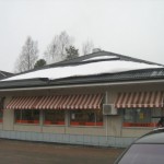 Snörasskydd för plåttak - Snösmältning pågår -  Shell Varikko 2011-04-04 plåt rasskydd håller inte snömängdens styrka