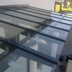 På bomässan i Hyvinge Finland har vi limmat Kulo Tasa snörasskydd ovan på ingångens glas tak Visningshus nr 23