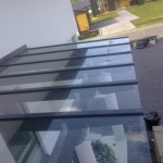 På bomässan i Hyvinge Finland har vi limmat Kulo Tasa snöhinder ovan på ingångens glas tak visningshus nr 23