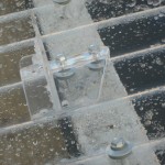 För att borra i plexiglas behöver man speciell skärningsborr annars är det risk att plexit spricker- För att det skulle bli säkert fick vi limma rasskyddet under sidorna med Kulo1 lim