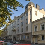 Ovan på den här våningshus i Helsingfors har vi limad rasskyddet för att skydda kupolen.