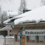 Snösmältning pågår - Shell bensinmacken tak mot österut - har skyddat efter taraditionella rasskyddet