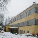 Våra fabrikens baksidan är kanse inte så fint att visa-men som ni ser har vi skyddat taket i allafal och den håller snö också i töväder