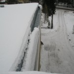 Ovan på våra fabrikens tak på sidorna finns ca en meters djup trappa som förvarar snö tills det kommer töväder- den här sidan har vi inte hunnit skydda
