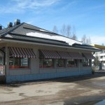 Snörasskyyd plåttak - Snösmältning pågår - Shell Varikko 2011-04-05 plåt rssskydd håller inte snömängdens styrka