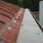 Snörasskydd fastsatt på falsad takplåt med Kulo 1 lim.