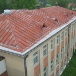 Snörasskydd fastsatt på falsad takplåt med Kulo 1 lim.